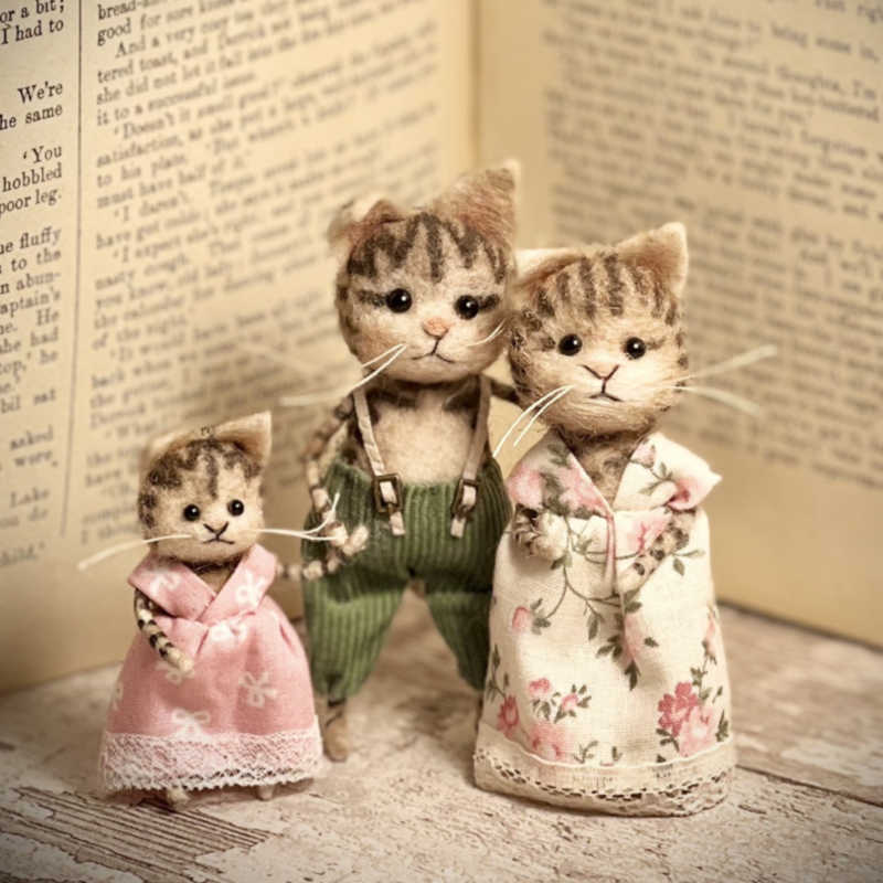 Needle-felted animal dolls to spark imagination, made for standalone collections or as mischievous dollhouse inhabitants from 1/24th to 1/12th scale.