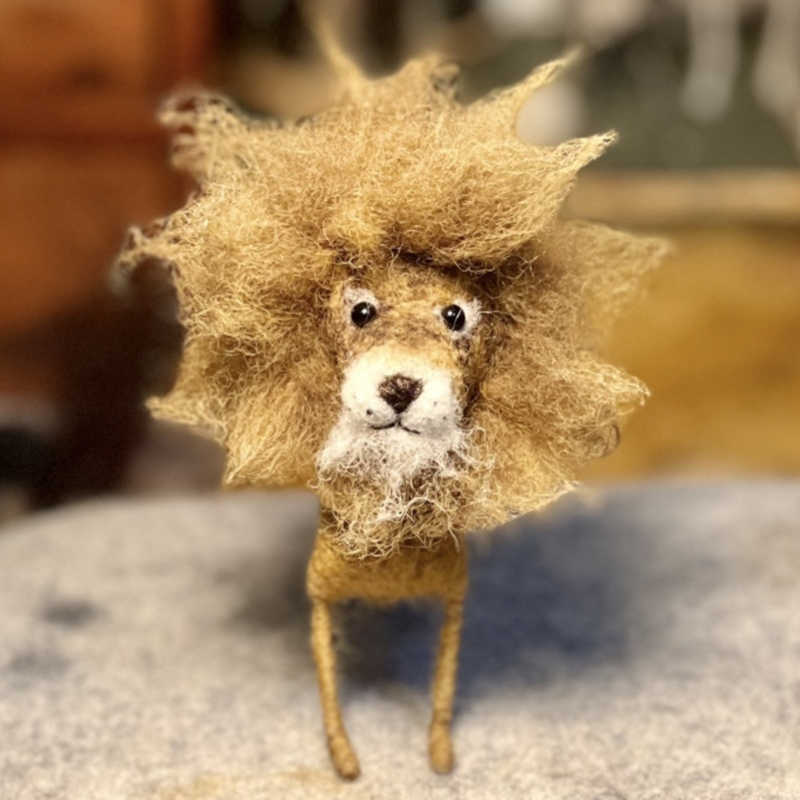 Needle-felted animal dolls to spark imagination, made for standalone collections or as mischievous dollhouse inhabitants from 1/24th to 1/12th scale.