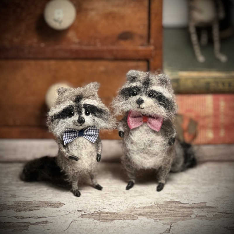 Needle-felted animal dolls to spark imagination, made for standalone collections or as mischievous dollhouse inhabitants from 1/24th to 1/12th scale.