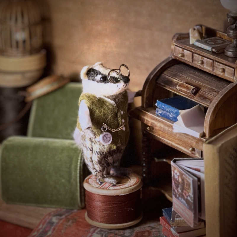 Needle-felted animal dolls to spark imagination, made for standalone collections or as mischievous dollhouse inhabitants from 1/24th to 1/12th scale.