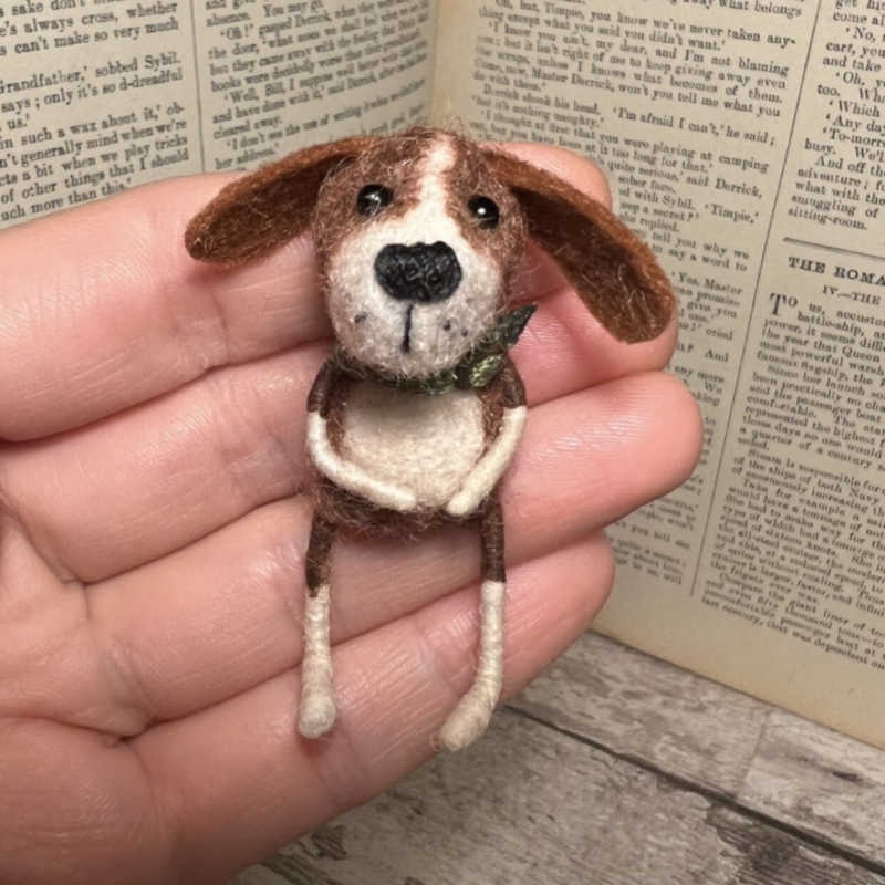 Needle-felted animal dolls to spark imagination, made for standalone collections or as mischievous dollhouse inhabitants from 1/24th to 1/12th scale.