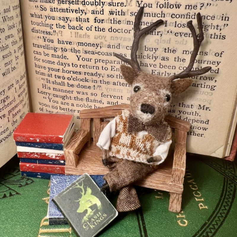 Needle-felted animal dolls to spark imagination, made for standalone collections or as mischievous dollhouse inhabitants from 1/24th to 1/12th scale.