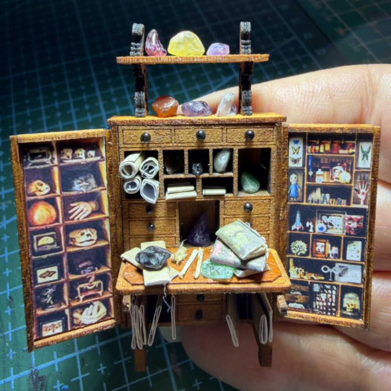 Handcrafted miniature worlds where the tiny becomes uncanny. Atmospheric dioramas, optical illusions and storytelling in 1:48, 1:144 and 1:24 scale.