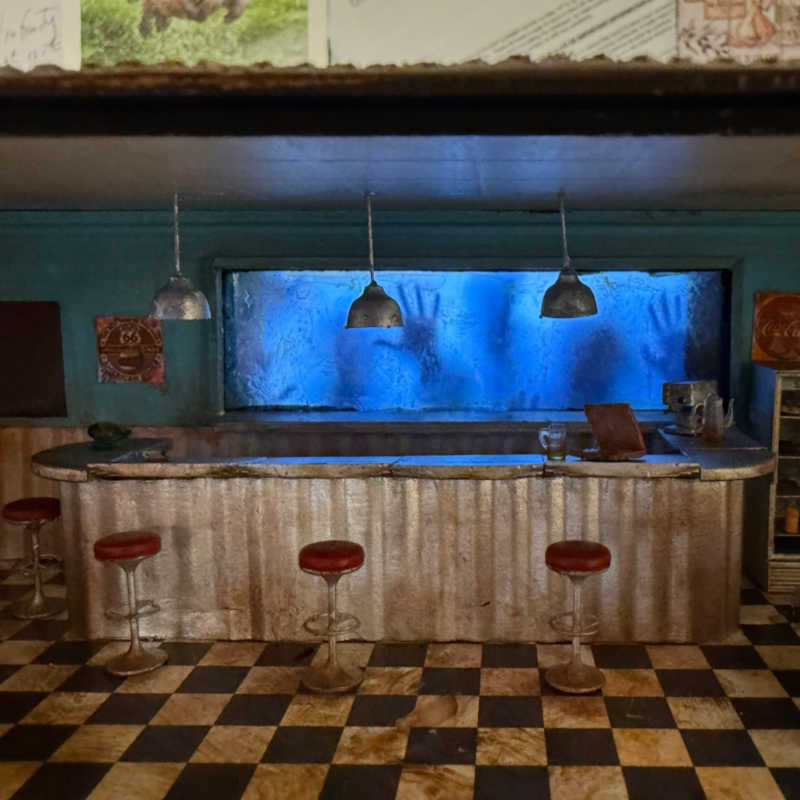 Handcrafted miniature worlds where the tiny becomes uncanny. Atmospheric dioramas, optical illusions and storytelling in 1:48, 1:144 and 1:24 scale.
