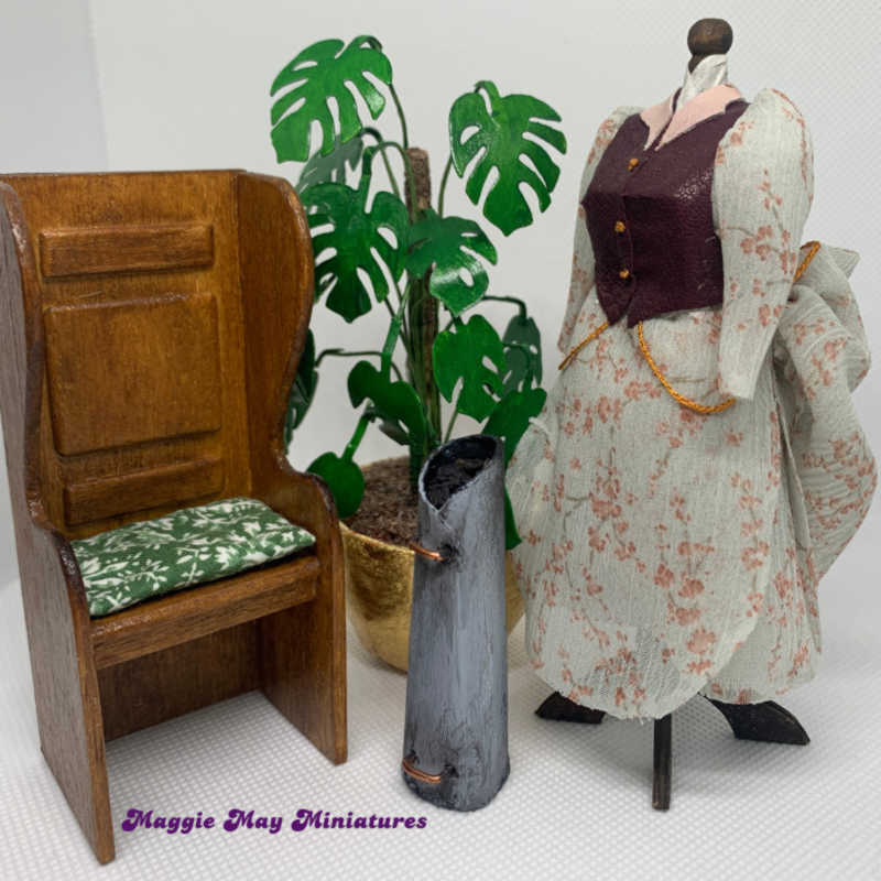 Specialist in 1/12th scale Dolls House miniatures.