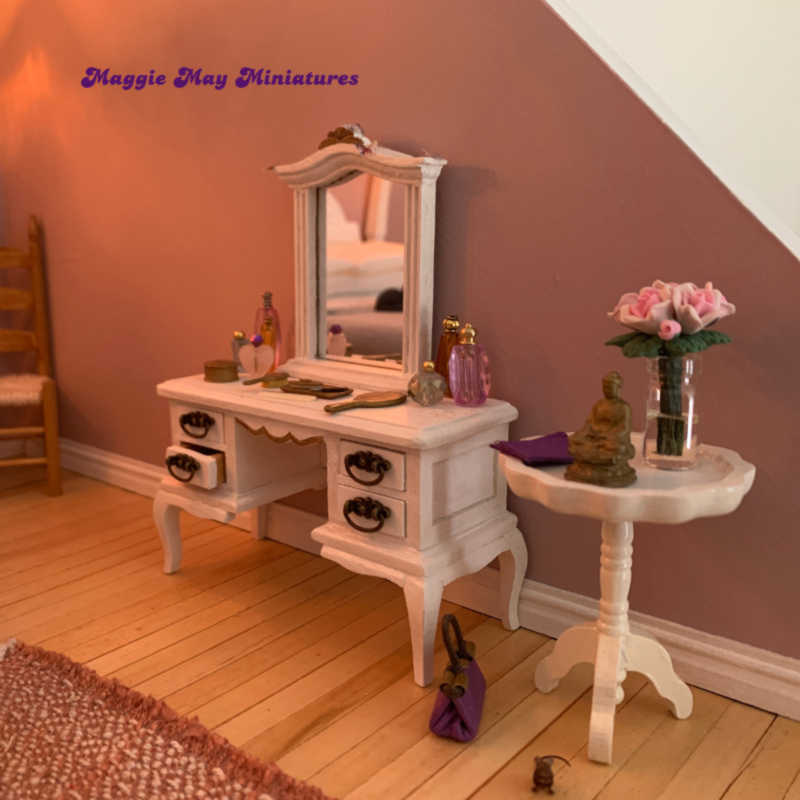 Specialist in 1/12th scale Dolls House miniatures.
