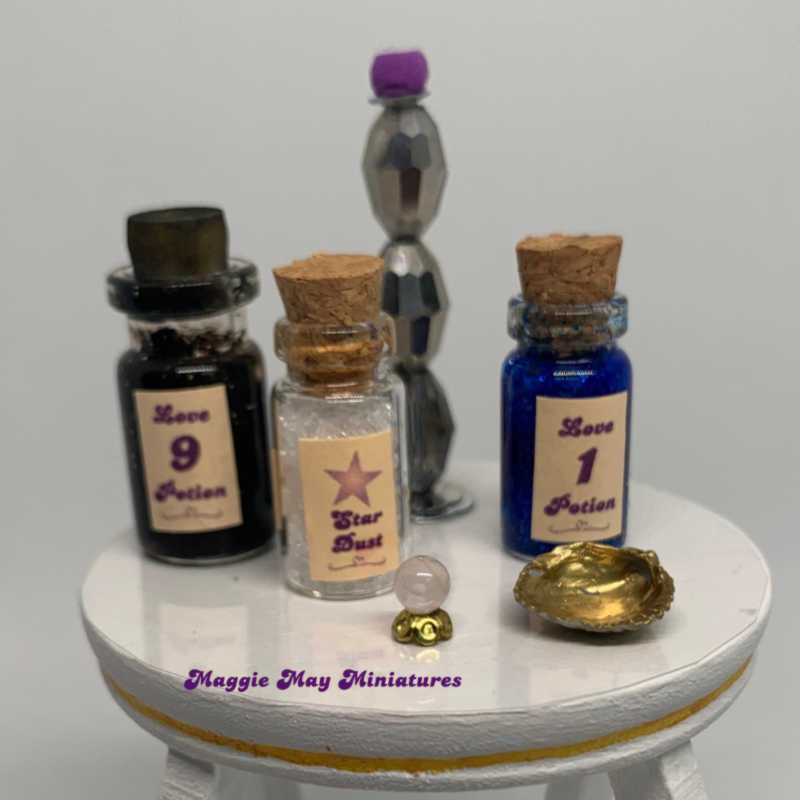 Specialist in 1/12th scale Dolls House miniatures.