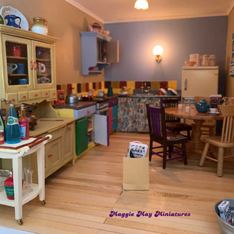 Specialist in 1/12th scale Dolls House miniatures.