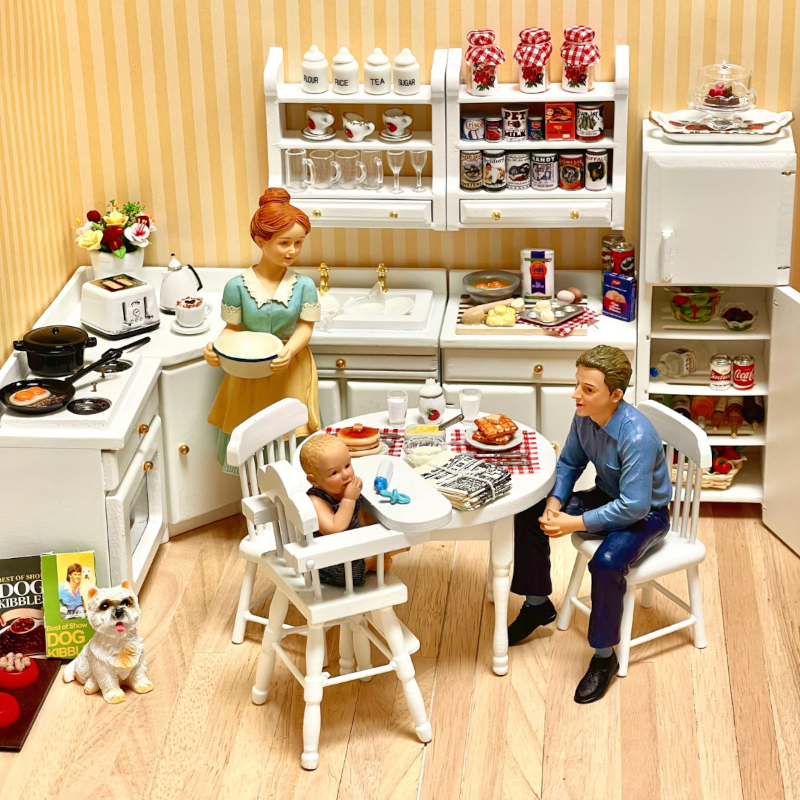 Handpicked pieces for dolls houses, room boxes and collectors.