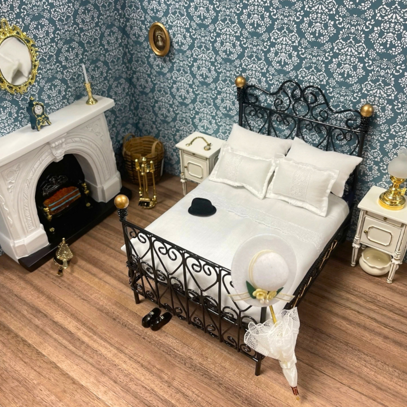 Handpicked pieces for dolls houses, room boxes and collectors.