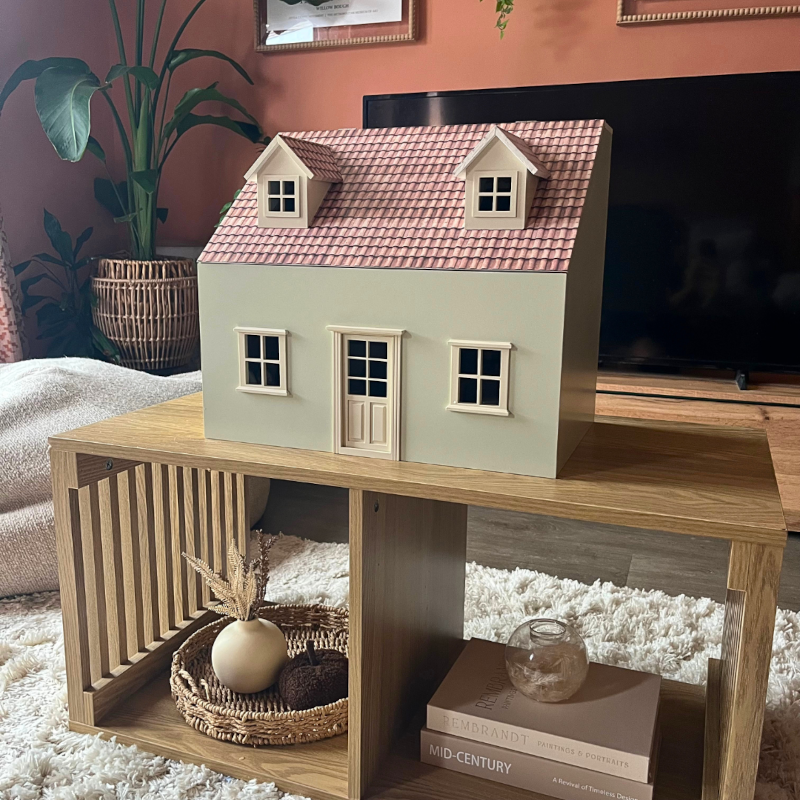 Handpicked pieces for dolls houses, room boxes and collectors.