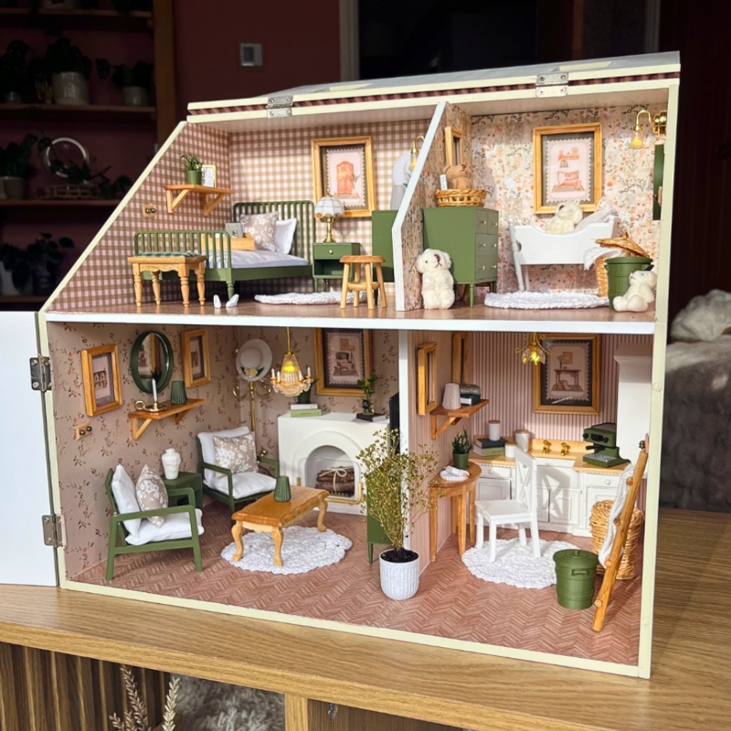 Handpicked pieces for dolls houses, room boxes and collectors.
