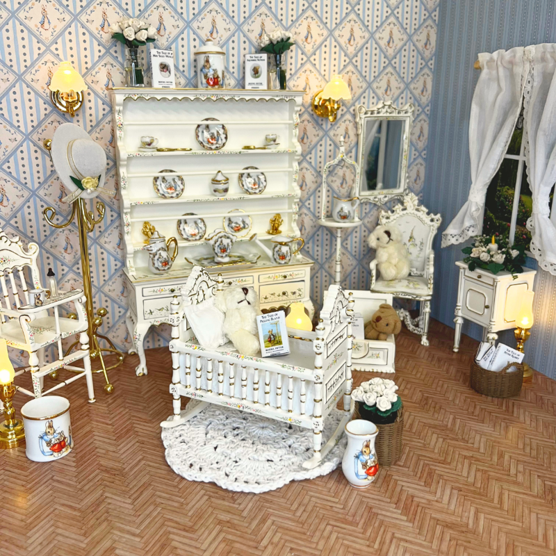 Handpicked pieces for dolls houses, room boxes and collectors.
