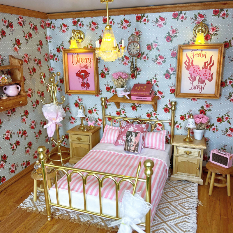 Handpicked pieces for dolls houses, room boxes and collectors.
