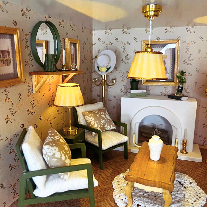 Handpicked pieces for dolls houses, room boxes and collectors.