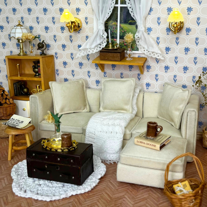 Handpicked pieces for dolls houses, room boxes and collectors.