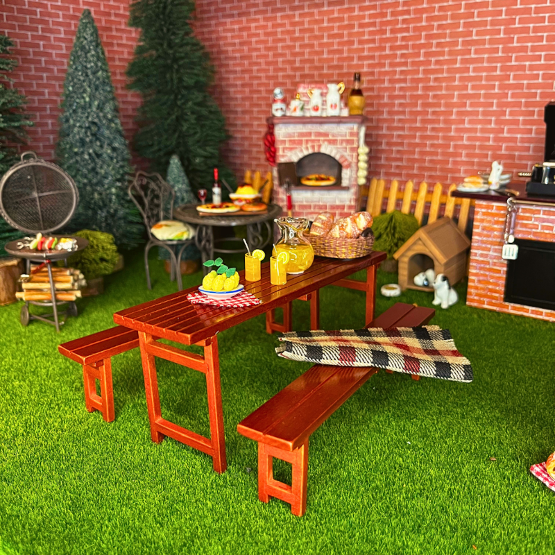 Handpicked pieces for dolls houses, room boxes and collectors.