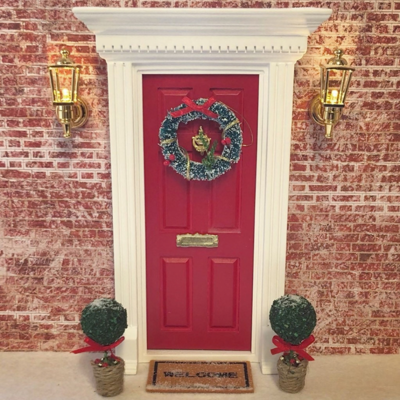 Handpicked pieces for dolls houses, room boxes and collectors.